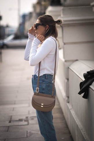 Модный лук: белая футболка с длинным рукавом, синие джинсы, коричневая кожаная сумка через плечо