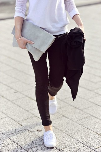 Какие джинсы носить с бело-черной футболкой с длинным рукавом женщине в теплую погоду в стиле смарт-кэжуал: Ансамбль из бело-черной футболки с длинным рукавом и джинсов выглядит бесподобно, согласна? Если сочетание несочетаемого импонирует тебе не меньше, чем проверенная классика, заверши этот лук белыми низкими кедами из плотной ткани.