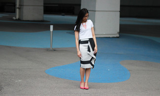 С чем носить белую юбку-карандаш: Белая футболка с круглым вырезом и белая юбка-карандаш будет превосходной идеей для легкого лука на каждый день. Вместе с этим образом идеально смотрятся ярко-розовые кожаные туфли.