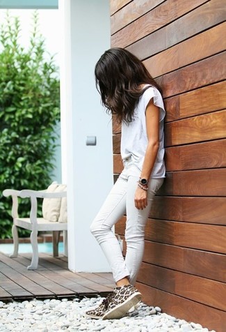 С чем носить ботинки дезерты в 30 лет женщине в жару в стиле кэжуал: Белая футболка с круглым вырезом и белые джинсы скинни — отличный образ, если ты хочешь создать непринужденный, но в то же время стильный образ. Ботинки дезерты чудесно впишутся в ансамбль.