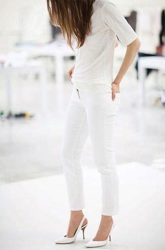Какие джинсы скинни носить с белой футболкой с круглым вырезом в 30 лет в жару: Тандем белой футболки с круглым вырезом и джинсов скинни позволит воплотить в твоем наряде современный городской стиль. Пара белых кожаных туфель гармонично вписывается в этот лук.
