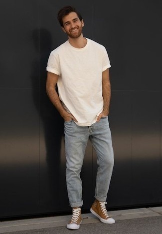 Как носить джинсы с высокими кедами в 30 лет мужчине в жару: В белой футболке с круглым вырезом и джинсах можно пойти на встречу в расслабленной обстановке или провести выходной, когда в планах культурное мероприятие без дресс-кода. Поклонники смелых сочетаний могут завершить лук высокими кедами.