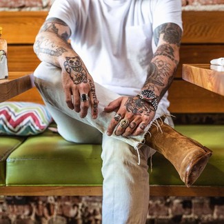 Какие джинсы носить с коричневыми ковбойскими сапогами в 30 лет мужчине: Белая футболка с круглым вырезом и джинсы — неотъемлемые элементы в гардеробе джентльменов с превосходным вкусом в одежде. Тебе нравятся незаурядные решения? Дополни свой лук коричневыми ковбойскими сапогами.