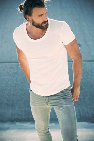 С чем носить голубые джинсы мужчине в жару: Белая футболка с круглым вырезом и голубые джинсы — превосходная формула для создания привлекательного и простого ансамбля.