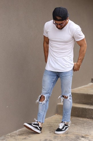 Какие джинсы носить с бело-темно-синей футболкой с круглым вырезом в 20 лет мужчине в спортивном стиле: Сочетание бело-темно-синей футболки с круглым вырезом и джинсов - очень практично, и поэтому идеально на каждый день. Что до обуви, закончи образ черно-белыми низкими кедами из плотной ткани.