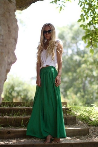 С чем носить зеленую юбку в жару: Такое простое и комфортное сочетание базовых вещей, как белая футболка с круглым вырезом и зеленая юбка, понравится модницам, которые любят проводить дни активно.