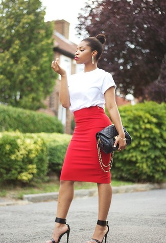 С чем носить красную юбку: Белая футболка с круглым вырезом и красная юбка будет классной идеей для легкого повседневного лука. Вместе с этим нарядом идеально смотрятся черные кожаные босоножки на каблуке.