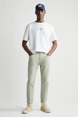С чем носить зеленые джинсы в 20 лет мужчине: Белая футболка с круглым вырезом и зеленые джинсы — великолепный лук, если ты хочешь создать раскованный, но в то же время стильный мужской лук. Этот лук выигрышно дополнят бежевые высокие кеды из плотной ткани.