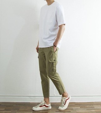 С чем носить темно-зеленые брюки карго лето в стиле кэжуал: Белая футболка с круглым вырезом и темно-зеленые брюки карго — хорошая формула для воплощения стильного и удобного ансамбля. Что же до обуви, можно завершить образ бежевыми низкими кедами из плотной ткани. Такой образ дарит тебе комфорт и удобство в зной.