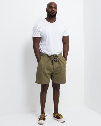 Модный лук: белая футболка с круглым вырезом, оливковые шорты, горчичные низкие кеды из плотной ткани