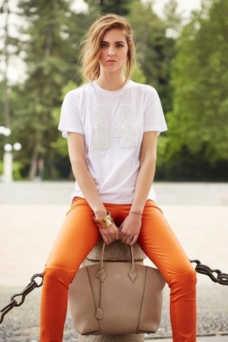С чем носить оранжевые украшения в жару в стиле смарт-кэжуал: Если ты наметила себе суматошный день, сочетание белой футболки с круглым вырезом и оранжевых украшений поможет создать удобный образ в стиле casual.