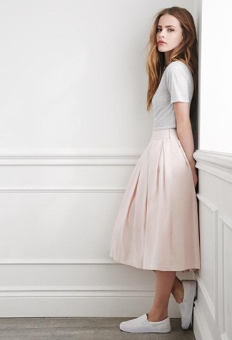 Модный лук: белая футболка с круглым вырезом, розовая юбка-миди со складками, белые слипоны