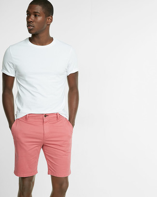 С чем носить розовые шорты мужчине: Белая футболка с круглым вырезом и розовые шорты надежно обосновались в гардеробе современных парней, позволяя создавать яркие и практичные луки.