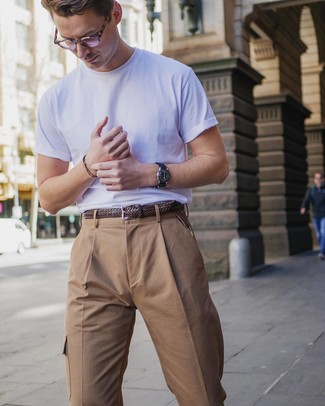С чем носить коричневый кожаный ремень в 30 лет мужчине в жару: Белая футболка с круглым вырезом и коричневый кожаный ремень — хорошая формула для создания приятного и практичного образа.