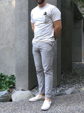 С чем носить слипоны в 30 лет мужчине в жару: Белая футболка с круглым вырезом и серые брюки чинос — выбирай этот выбор, если не боишься находиться в центре внимания. В сочетании с этим образом органично выглядят слипоны.