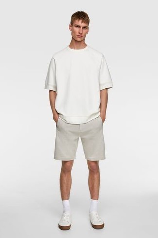 Модный лук: белая футболка с круглым вырезом, серые шорты, белые низкие кеды из плотной ткани, белые носки
