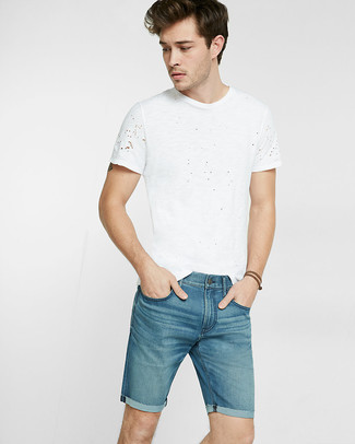 С чем носить джинсовые шорты мужчине лето в стиле кэжуал: В сочетании друг с другом белая футболка с круглым вырезом и джинсовые шорты смотрятся очень выигрышно. Подобный образ дарит тебе ощущение комфорта в настоящую жару и уверенность в том, что ты выглядишь образцово-показательно.