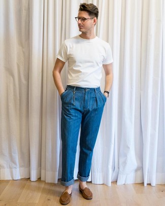 С чем носить синие джинсы в 30 лет мужчине в жару в стиле смарт-кэжуал: Комбо из белой футболки с круглым вырезом и синих джинсов — превосходный вариант для воплощения мужского образа в стиле business casual. Любишь яркие идеи? Заверши образ коричневыми замшевыми лоферами.