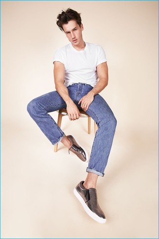 С чем носить темно-синие джинсы мужчине в жару: Белая футболка с круглым вырезом и темно-синие джинсы — необходимые составляющие в гардеробе джентльменов с чувством стиля. Закончив лук коричневыми слипонами, можно получить приятный результат.