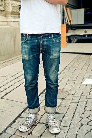 Как носить джинсы с высокими кедами в 30 лет мужчине в жару: Дуэт белой футболки с круглым вырезом и джинсов позволит составить интересный мужской лук в непринужденном стиле. Ты сможешь легко приспособить такой образ к повседневным делам, надев высокими кедами.
