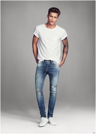 С чем носить синие зауженные джинсы мужчине: Сочетание белой футболки с круглым вырезом и синих зауженных джинсов - очень практично, и поэтому идеально на каждый день. Думаешь сделать лук немного строже? Тогда в качестве обуви к этому образу, стоит обратить внимание на белые низкие кеды.