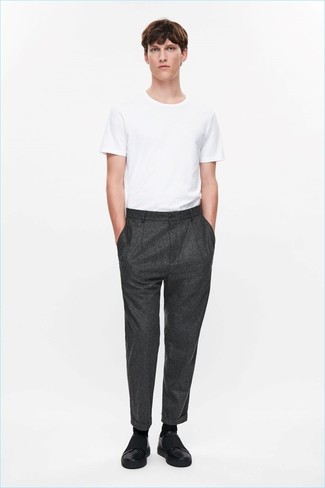 Модный лук: белая футболка с круглым вырезом, темно-серые шерстяные классические брюки, черные кожаные слипоны, черные носки