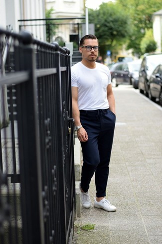 Какие низкие кеды носить с синими брюками чинос в 30 лет лето: Белая футболка с круглым вырезом и синие брюки чинос — классный вариант для расслабленного, но модного мужского образа. Отлично здесь будут выглядеть низкие кеды. В таком сочетании тебе будет очень комфортно, когда на улице 25 градусов жары, а то и больше.