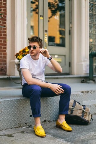 С чем носить синие брюки в 30 лет мужчине в жару в стиле кэжуал: Практичное сочетание белой футболки с круглым вырезом и синих брюк несомненно будет обращать на себя взоры красивых дам. Элегантности и мужественности ансамблю добавит пара желтых замшевых лоферов.