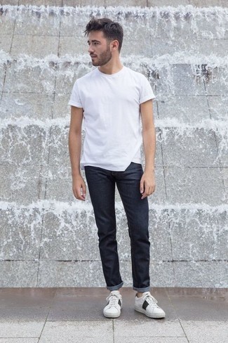 Какие джинсы носить с бело-черными низкими кедами мужчине: Белая футболка с круглым вырезом и джинсы — must have элементы в гардеробе мужчин с отличным чувством стиля. Бело-черные низкие кеды — беспроигрышный выбор, чтобы дополнить лук.