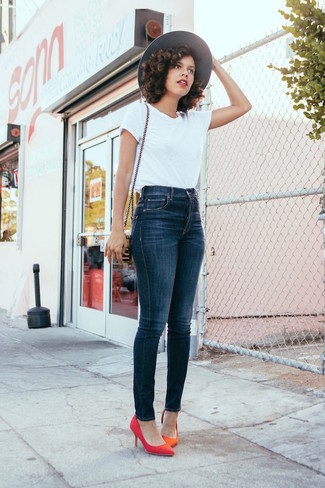 Какие туфли носить с синими джинсами в 20 лет: Белая футболка с круглым вырезом и синие джинсы — необходимые вещи в гардеробе дамского пола с чувством стиля. Вместе с этим ансамблем отлично будут выглядеть туфли.