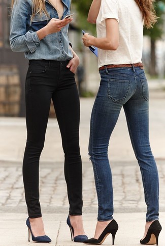 Модный лук: белая футболка с круглым вырезом, темно-синие джинсы скинни, черные замшевые туфли, коричневый кожаный плетеный ремень