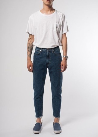Какие джинсы носить с синими слипонами мужчине: Дуэт белой футболки с круглым вырезом и джинсов позволит выглядеть аккуратно, а также подчеркнуть твой личный стиль. Преобразить образ и добавить в него толику классики помогут синие слипоны.