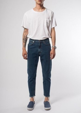 Модный лук: белая футболка с круглым вырезом, темно-синие джинсы, темно-синие слипоны из плотной ткани, серебряные часы