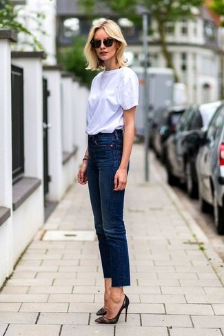 С чем носить синие джинсы женщине в жару: Белая футболка с круглым вырезом и синие джинсы — обязательные вещи в арсенале стильной современной жительницы большого города. В паре с этим образом наиболее удачно выглядят черные кружевные туфли.