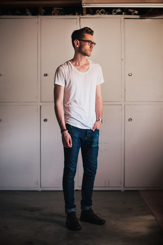 Какие зауженные джинсы носить с коричневыми ботинками дезертами в 30 лет в жару: Белая футболка с круглым вырезом и зауженные джинсы — классное решение для парней, которые всегда в движении. Любишь эксперименты? Дополни ансамбль коричневыми ботинками дезертами.