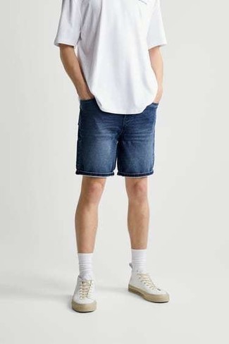 Как носить шорты с высокими кедами в 30 лет мужчине: Белая футболка с круглым вырезом будет выглядеть прекрасно в сочетании с шортами. Завершив образ высокими кедами, можно привнести в него свежие нотки.