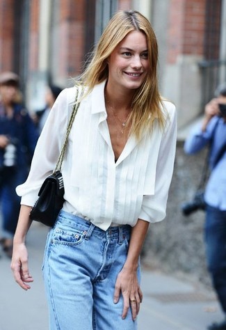 С чем носить белую шелковую блузку в стиле смарт-кэжуал: Белая шелковая блузка в сочетании с голубыми джинсами-бойфрендами поможет выразить твою индивидуальность.