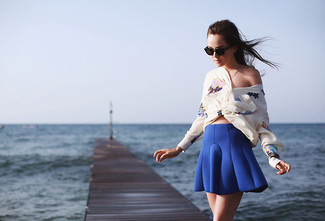 С чем носить синюю короткую юбку-солнце в жару: Белая шелковая блузка с длинным рукавом с цветочным принтом и синяя короткая юбка-солнце — отличный выбор, если ты хочешь создать простой, но в то же время стильный ансамбль.