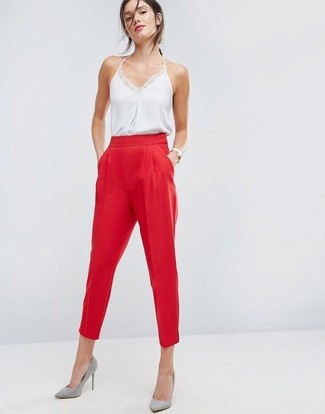 С чем носить футболку в 30 лет женщине: Футболка и красные брюки-галифе — обязательные вещи в арсенале женщин с хорошим вкусом в одежде. Весьма стильно здесь смотрятся серые замшевые туфли.