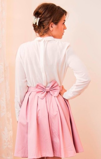 Модный лук: белая шелковая футболка с длинным рукавом, розовая мини-юбка со складками