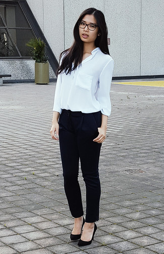 Модный лук: белая шифоновая блуза на пуговицах, темно-синие брюки-галифе, черные замшевые туфли
