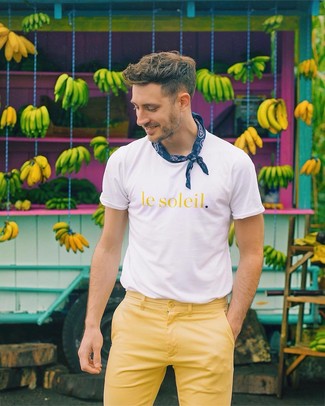 С чем носить желтые брюки мужчине: Сочетание бело-желтой футболки с круглым вырезом с принтом и желтых брюк продолжает импонировать мужчинам, которые любят одеваться модно.