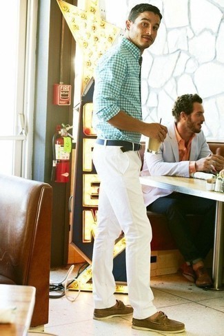 Как носить топсайдеры с рубашкой с длинным рукавом в 30 лет: Рубашка с длинным рукавом в паре с белыми брюками чинос поможет выразить твой индивидуальный стиль и выигрышно выделиться из серой массы. Вместе с этим ансамблем органично выглядят топсайдеры.