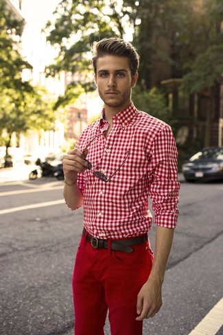 Как носить белую классическую рубашку с темно-красными брюками чинос: Белая классическая рубашка в сочетании с темно-красными брюками чинос может стать замечательным офисным луком.