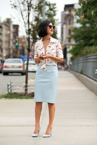 Как носить юбку-карандаш с туфлями в деловом стиле: Бело-красная классическая рубашка с принтом и юбка-карандаш — неотъемлемые вещи в гардеробе девушек с чувством стиля. Туфли органично впишутся в образ.