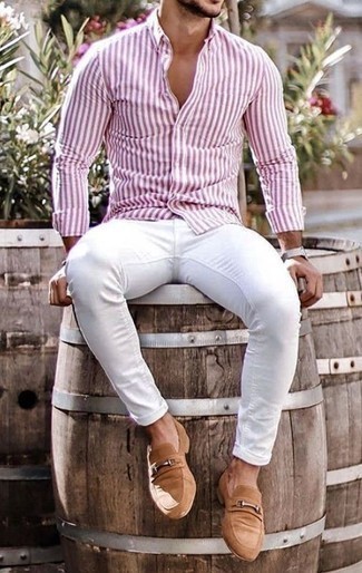 Как носить белую рубашку с длинным рукавом с белыми джинсами мужчине в теплую погоду в стиле смарт-кэжуал: Если ты делаешь ставку на комфорт и функциональность, белая рубашка с длинным рукавом и белые джинсы — замечательный вариант для модного мужского лука на каждый день. Думаешь добавить в этот наряд нотку изысканности? Тогда в качестве обуви к этому ансамблю, стоит выбрать светло-коричневые замшевые лоферы.
