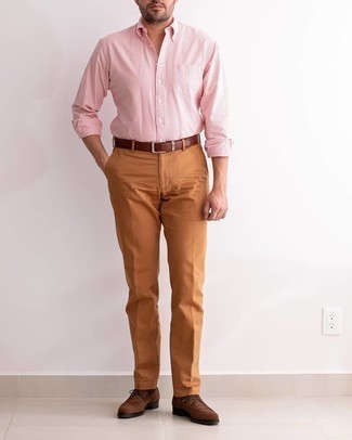 Какие рубашки с длинным рукавом носить с табачными брюками чинос в 30 лет в теплую погоду в стиле смарт-кэжуал: Рубашка с длинным рукавом и табачные брюки чинос — великолепный вариант, если ты хочешь создать простой, но в то же время стильный мужской образ. Любители модных экспериментов могут закончить ансамбль темно-коричневыми замшевыми туфлями дерби, тем самым добавив в него толику строгости.