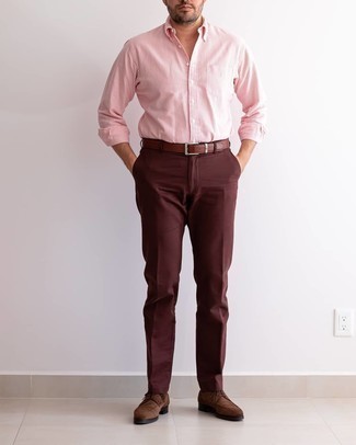 Какие классические брюки носить с табачными туфлями дерби в 30 лет: Бело-красная рубашка с длинным рукавом в вертикальную полоску и классические брюки — прекрасный пример строгого мужского стиля. Боишься выглядеть несолидно? Закончи этот образ табачными туфлями дерби.