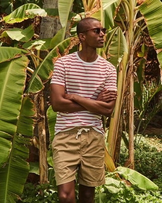 Модный лук: бело-красная футболка с круглым вырезом в горизонтальную полоску, светло-коричневые шорты, темно-коричневые солнцезащитные очки