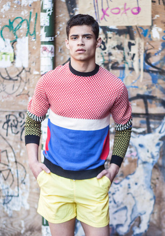 С чем носить бело-красно-синий свитер с круглым вырезом мужчине: Бело-красно-синий свитер с круглым вырезом в сочетании с желтыми шортами — замечательная идея для воплощения мужского ансамбля в стиле smart casual.